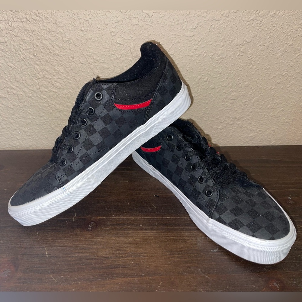 Never used Mens Seldan Low Vans!